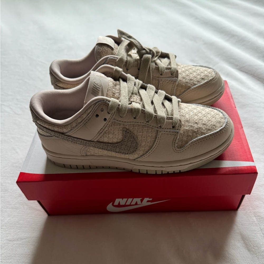 Nike womens Beige  Sneakers low dunk sand drift